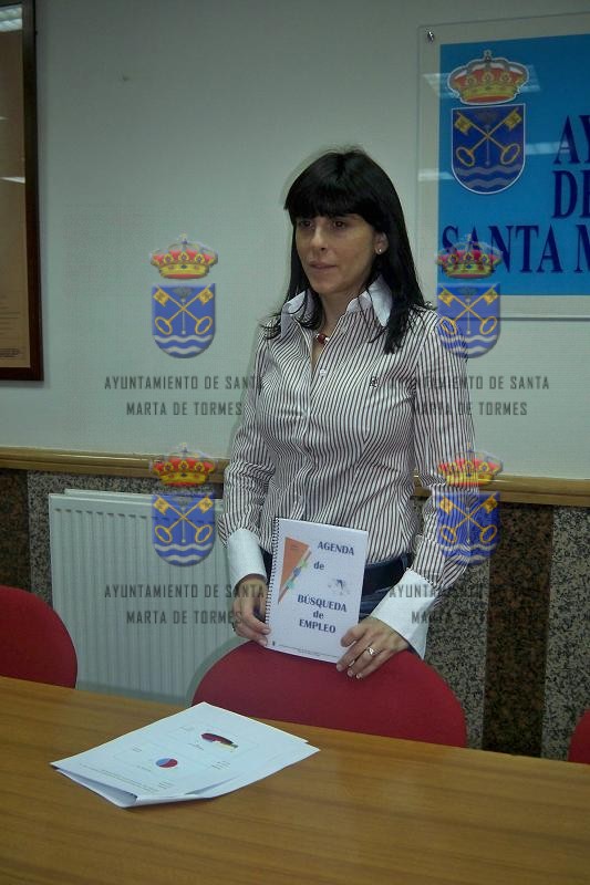 Chabela de la Torre mostrando la Agenda de b�squeda de empleo (Fotos: Comunicaci�n Ayto.)