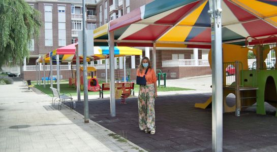 Los parques infantiles de la plaza Comuneros ya están protegidos por dos grandes carpas de colores