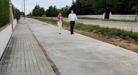 El Ayuntamiento concluye la instalación de acerado en el tramo entre Las Camilas y la urbanización Almendares