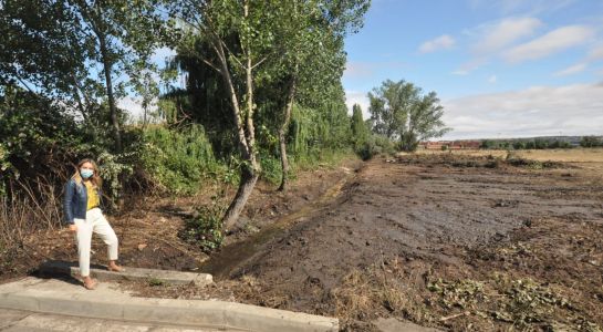 El Ayuntamiento limpia el arroyo de la urbanización San Michel para evitar que el agua llegue a las viviendas