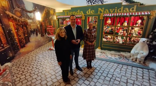 Homenaje al comercio local en el nuevo belén instalado en el Ayuntamiento que representa una calle comercial navideña