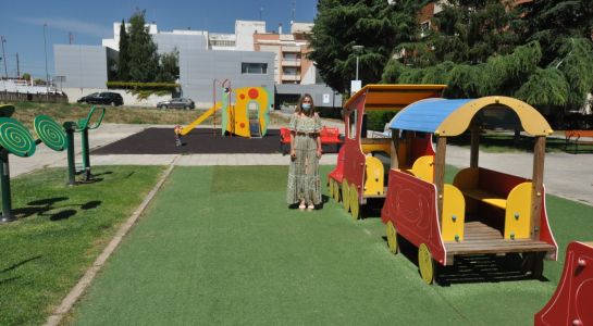  Los parques infantiles de la plaza Comuneros quedarán protegidos por el sol gracias a dos carpas de colores 