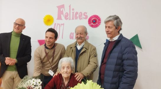 El Ayuntamiento  de Santa Marta homenajea a María Agustina Vicente en su 107 cumpleaños