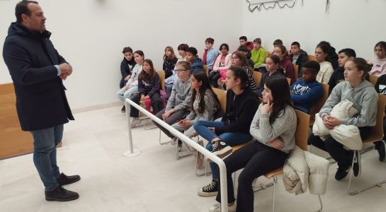 Los alumnos del Colegio Carmen Martín Gaite visitan el Ayuntamiento y charlan con el alcalde para conmemorar el Día de la Constitución