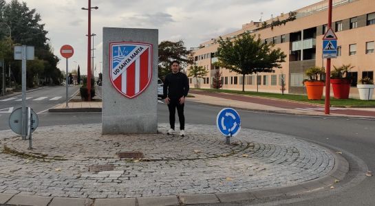 El Ayuntamiento renueva los escudos de las glorietas de la Unión Deportiva Santa Marta y del Club de Baloncesto