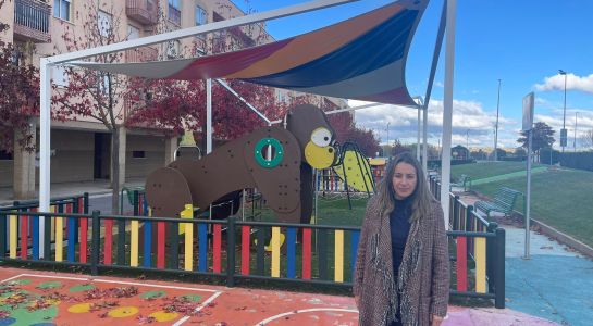 Nueva lona de protección en el parque infantil de la carretera de Naharros