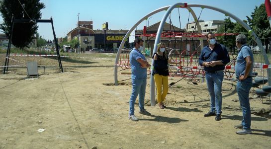 Nuevo parque en La Fontana con juegos de equilibrio, tirolina y acera ajardinada