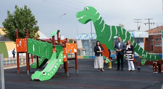 El parque infantil del paseo Alcalde José Sánchez estrena nuevos juegos inspirados en el mundo de los dinosaurios