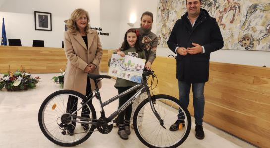 Daniela Hernández gana una bicicleta con su trabajo 'La vida saludable' del concurso de dibujo de la Semana de la Movilidad