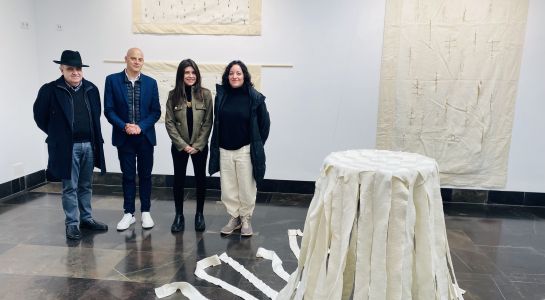 La Sala Tragaluz acoge la exposición 'Hilo Conductor'  protagonizada por el tejido